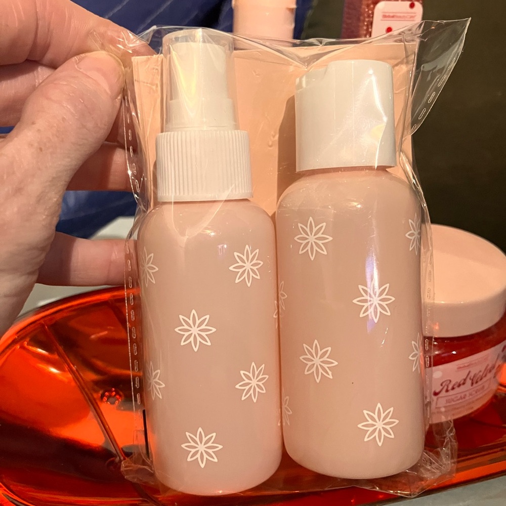 Red Velvet Bath Set - Picture 6 of 6